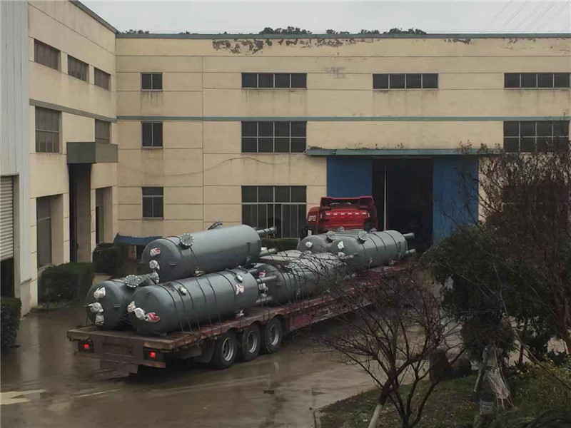 襯塑儲存（cún）罐裝車中
